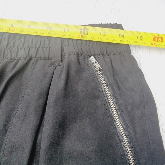 Sundance Zippered Pockets Black 100% Tencel Pleated Hem Size 6 Belt Loops EUC - Picture 4 of 8